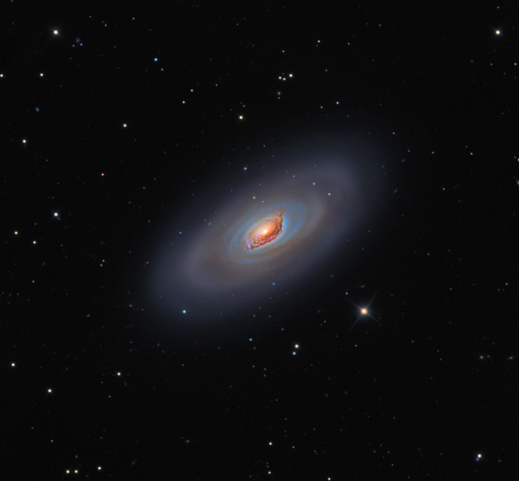 La Galassia Occhio Nero, conosciuta anche come Galassia M64, è una galassia a spirale, dalla forma a girandola, ed è ben visibile anche con piccoli telescopi
