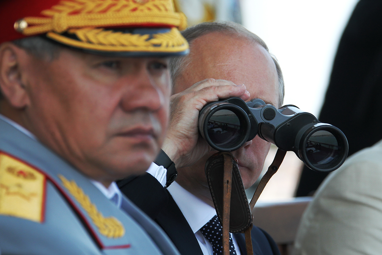 Der russische Präsident Wladimir Putin (r.) mit dem Verteidigungsminister Sergej Schojgu (l.). 