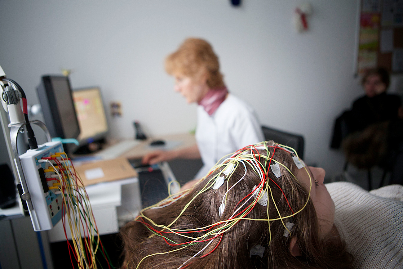 Misli uporabnikov pretvarjajo v računalniške ukaze s pomočjo električnega prepoznavanja, ki ga poznamo pri merjenju možganske aktivnosti. NeuroChat pa bo šel še korak dlje. Vir: Getty Images