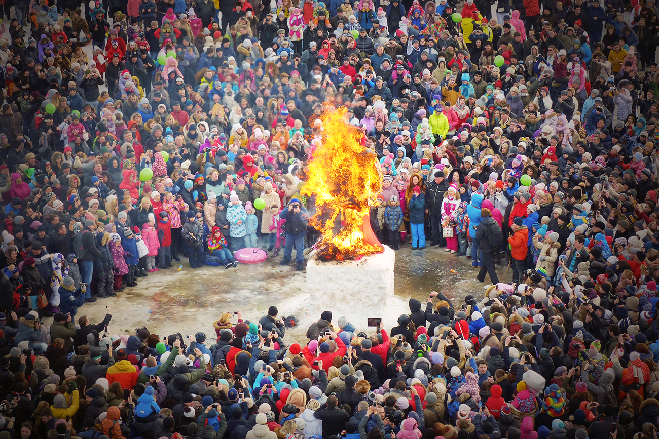 Zažiganje slamnate Zime med festivalom v Suzdalu. Vir: Vladimir Vjatkin/RIA Novosti