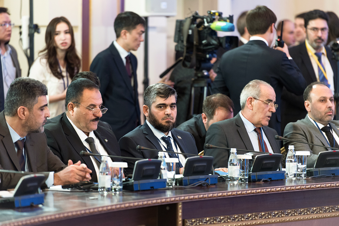 Chefe da delegação da oposição síria, Mohammed Aloush (centro), durante reunião internacional em Astana, no Cazaquistão