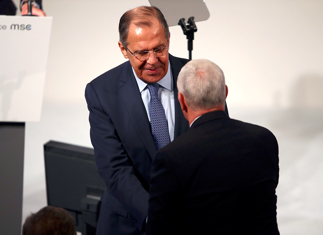 El ministro de Asuntos Exteriores ruso, Serguéi Lavrov, con el vicepresidente de EE UU, Mike Pence, durante la Conferencia anual de Seguridad de Múnich, el 18 de febrero de 2017.