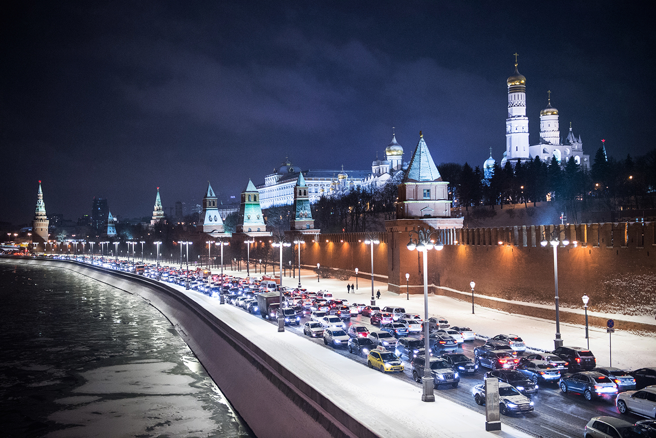 Russians are spending a bigger share of their income on fuel than Americans. Photo: Traffic congestion on Kremlyovskaya Embankment in Moscow.