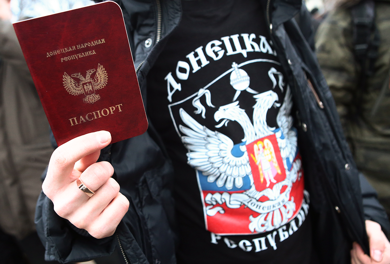 Паспорт, издаден в Донецка народна република.