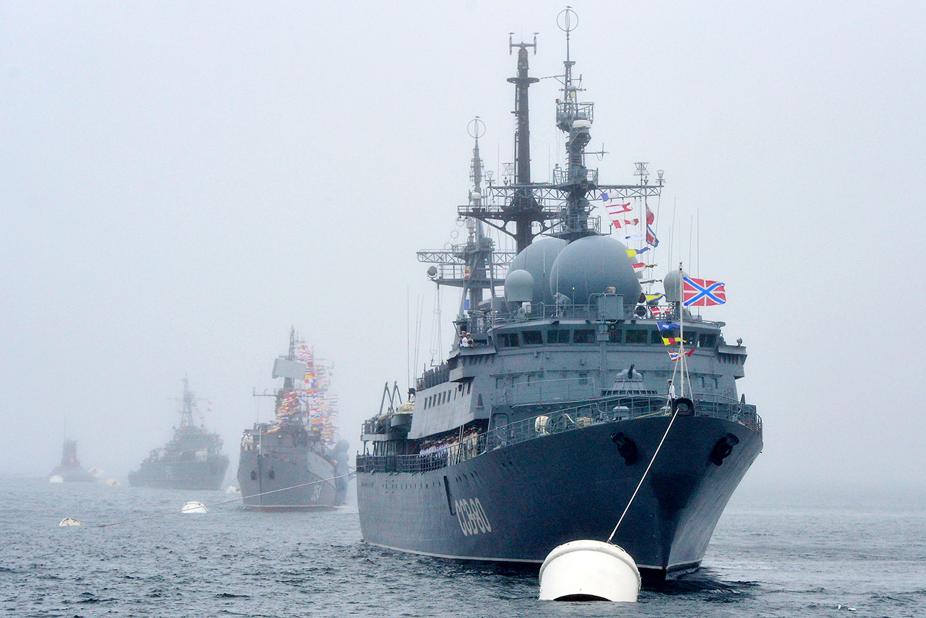 VLADIVOSTOK, RUSSIA. JULY 24, 2015. The Russian Navy SSV 208 Kurily reconnaissance ship (front) during a rehearsal for a Russian Navy Day Parade, in the Amur Bay off Vladivostok. 