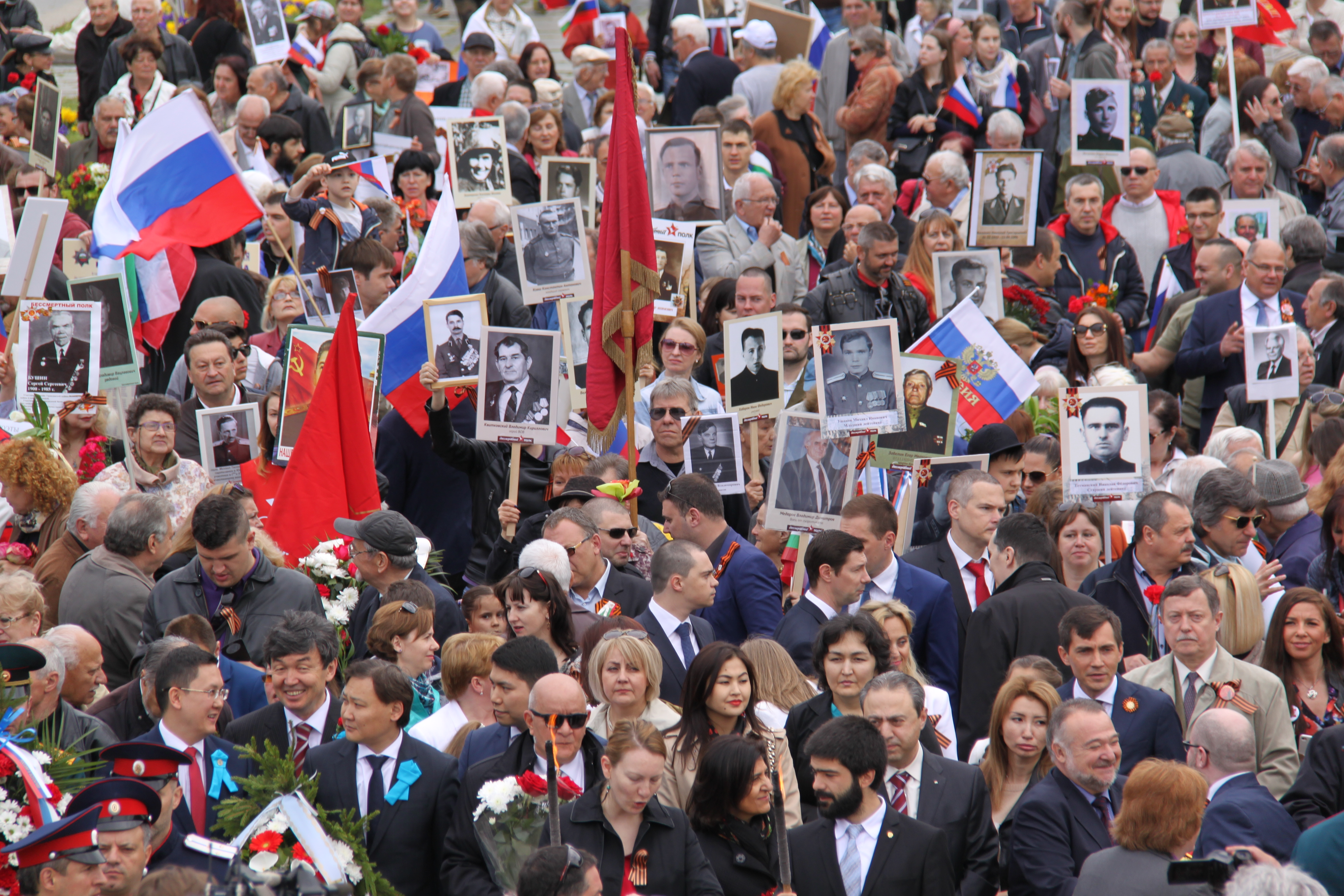 Стотици се събраха, за да отбележат Деня на Победата в София.