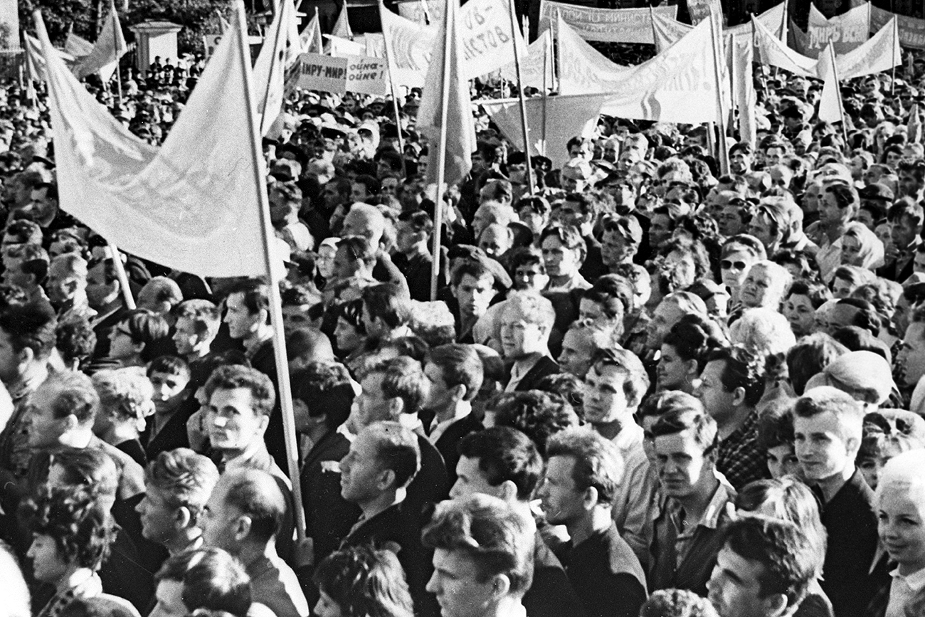 Protesto trabalhista em Leningrado em 1967; em março desse ano foram instituídos dois dias de folga semanais pela primeira vez na história do país.