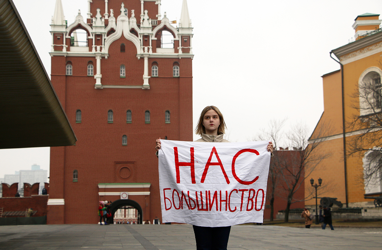 „Wir sind die Mehrheit“ steht auf dem Plakat einer Aktivistin bei einer feministischen Protestaktion vor dem Kreml am 8. März.