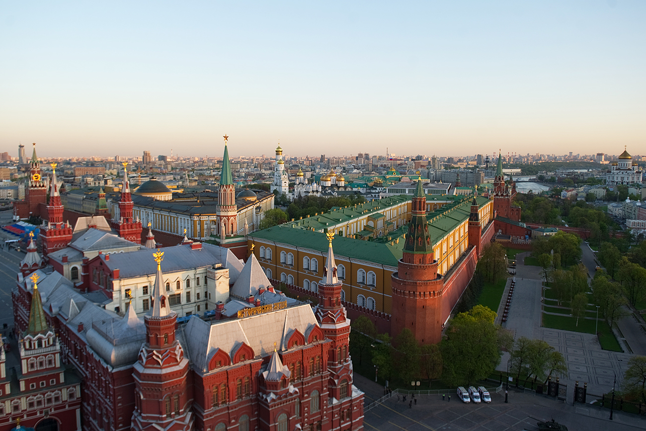 Vista aérea do Museu Histórico do Estado da Rússia, da Praça Vermelha e do Kremlin de Moscou