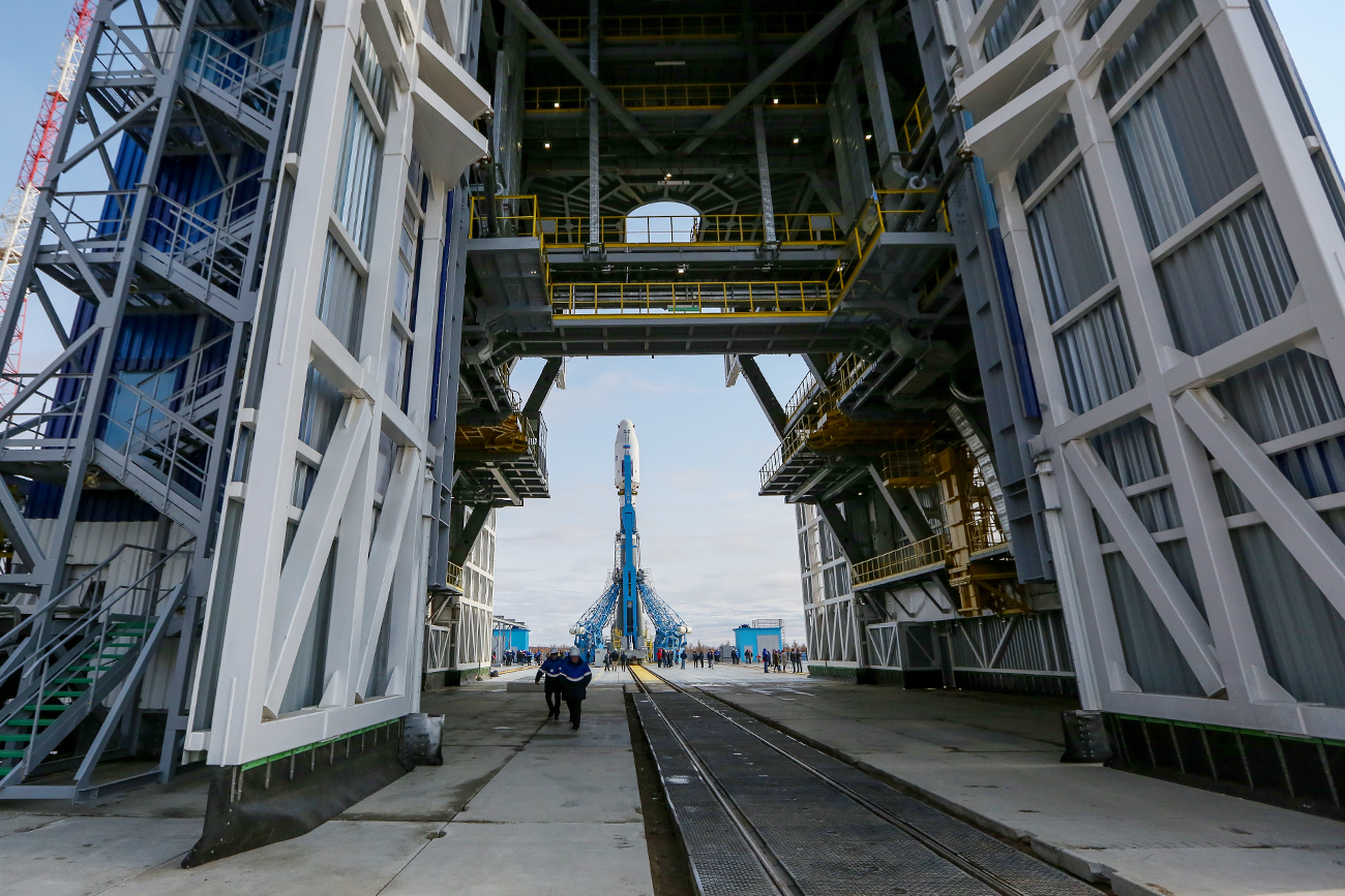 Возилото за пренос на ракетата-носач „Сојуз 2.1а“ на платформата за лансирање на космодромот „Восточни“.