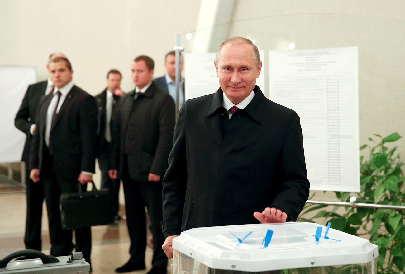 Владимир Путин на гласува по време на парламентарните избори в Русия през септември 2016 г.