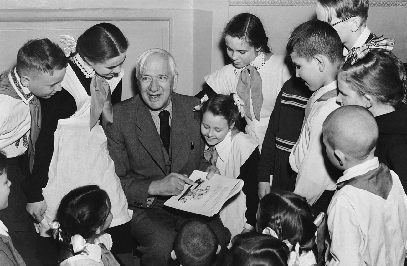 Soviet children's poet Korney Chukovsky reading out his fairy tales at the Children's Book Week held in the Pillar Hall of the House of Unions in 1957. Source: Alexander Batanov/TASS 
