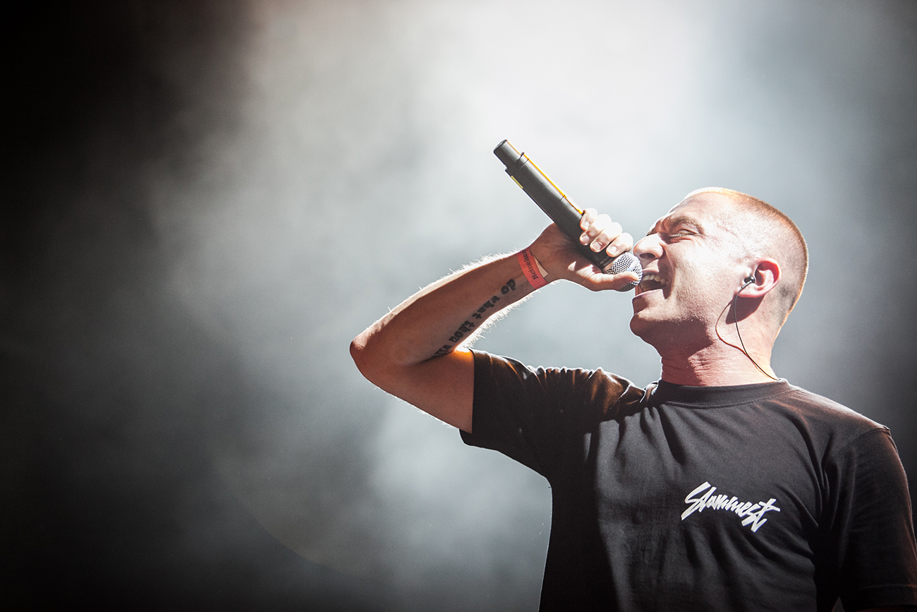 Oxxxymiron lives between Russia and the UK, and tours all of Europe with concerts.