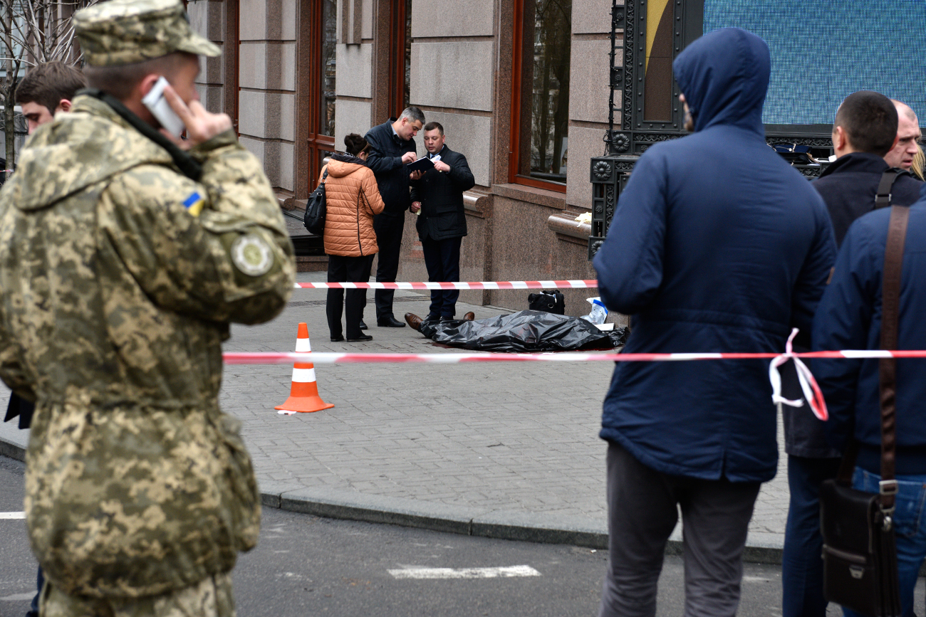 Funcionários dos órgãos de defesa no local do assassinato do ex-deputado russo Denís Voronenkov, em Kiev. 