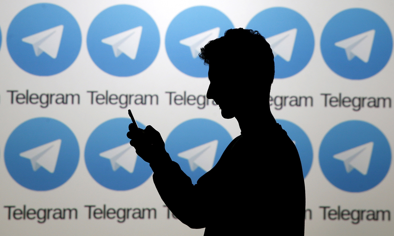 Sullo sfondo, il logo di Telegram, l'app di messaggistica istantanea creata da Pavel Durov.