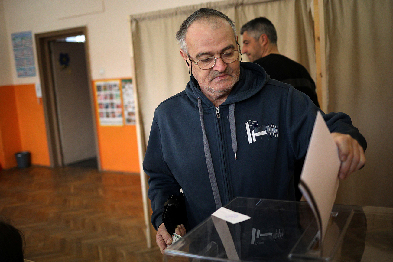 Мъж гласува на парламентарните избори в София, България, на 26 март 2017 година.
