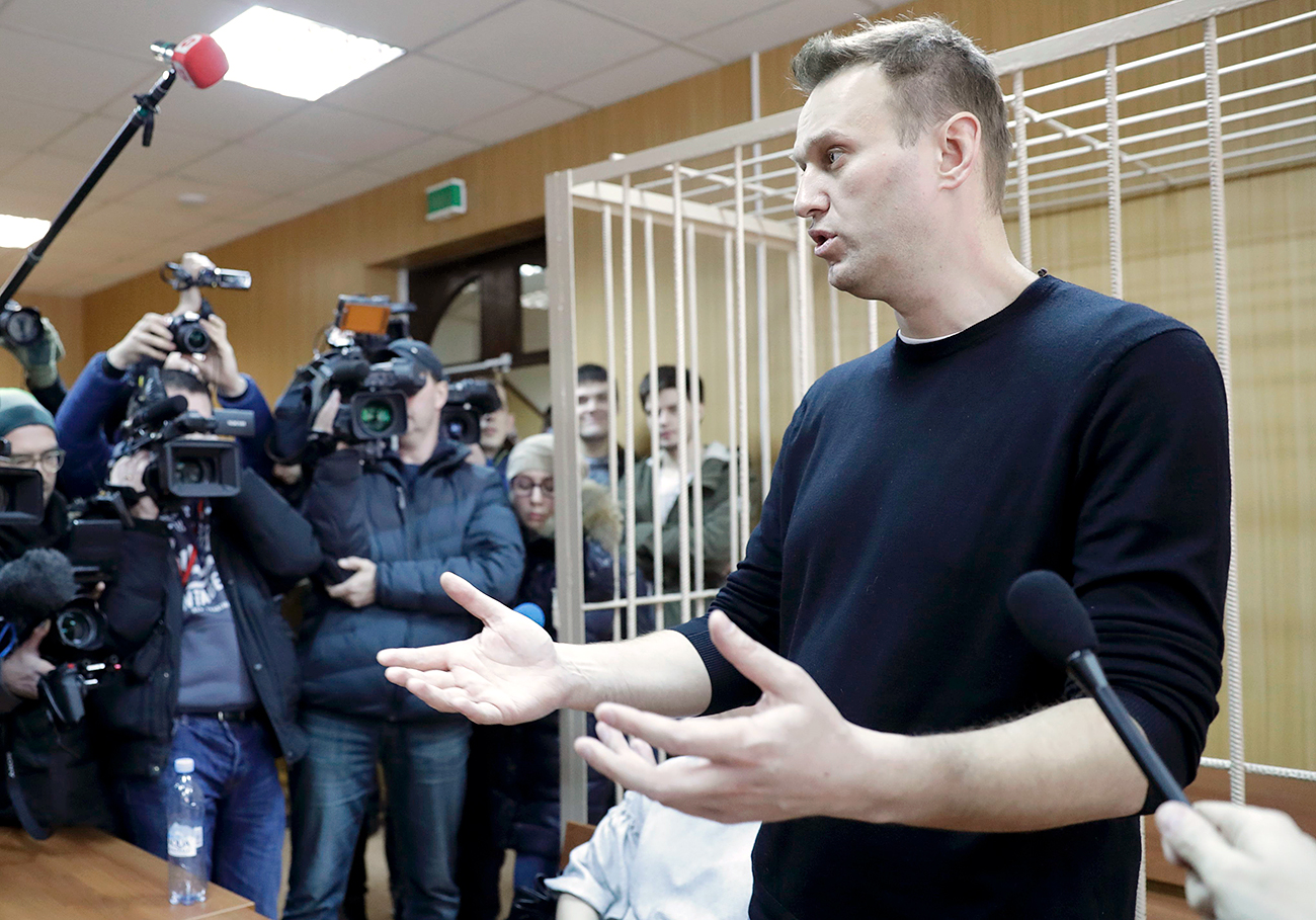 Руският опозиционен лидер Алексей Навални, на заседание след задържането му на антикорупционния протест, говори пред журналисти с искане за оставката на Дмитрий Медведев, Тверски съд в Москва, Русия, 27 март 2017 година