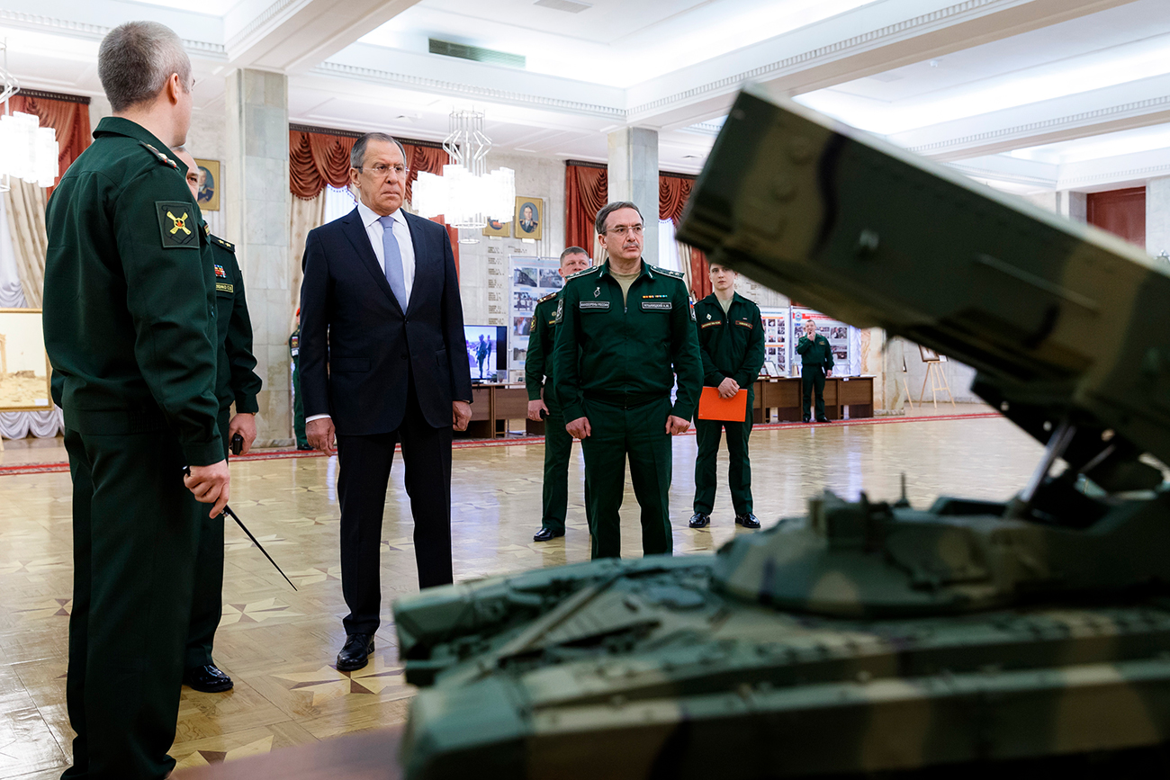 Serguéi Lavrov (en el centro) visita la Academia de Guerra del cuartel general de las Fuerzas Armadas de Rusia, el 23 de marzo de 2017.