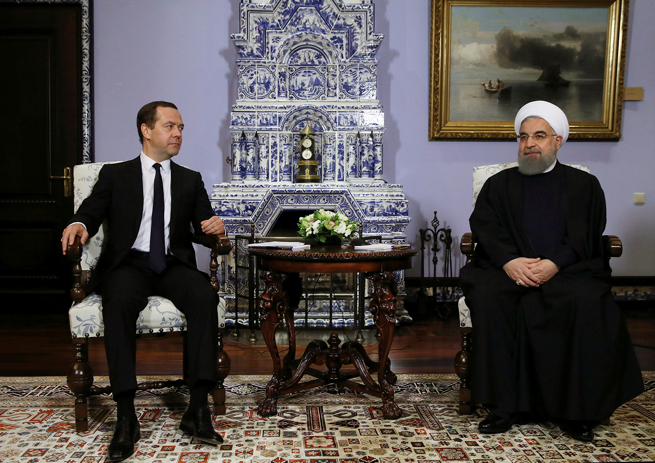 Am ersten Tag seines Russland-Besuchs traf der iranische Präsident Hassan Rohani (r.) den russischen Ministerpräsidenten Dmitrij Medwedew (l.) in dessen Residenz unweit von Moskau. Sie diskutierten die Einführung von niedrigen Gebühren auf den Handel bestimmter Waren zwischen dem Iran und der Eurasischen Wirtschaftsunion. 