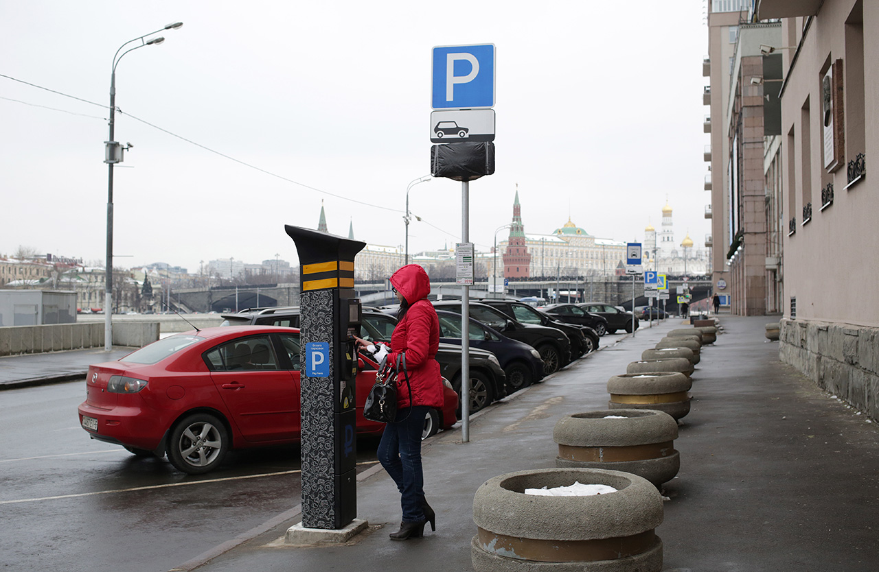 Grazie all’introduzione di parcheggi a pagamento, nel 2016 nelle casse del comune sono entrati 17,5 miliardi di rubli 