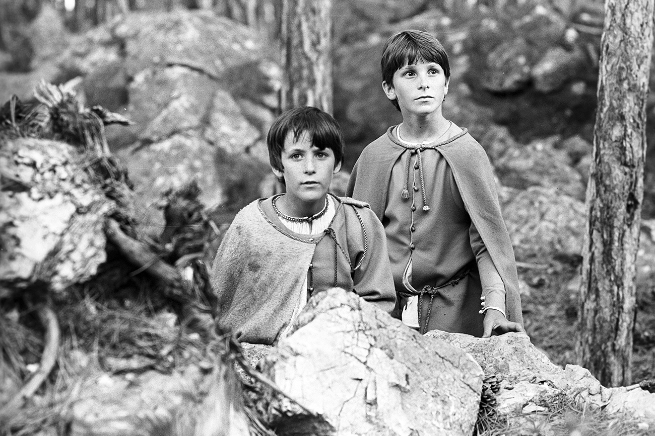 Filming 'Mio in the Land of Faraway' (Mio min Mio) co-produced by companies from Sweden, Norway and the Soviet Union. In the shot, Nicholas Pickard starring as Mio, Christian Bale as Yum-Yum. Directed by Vladimir Grammatikov. Script written by Alexander Antipenko. Gorky film studio, Nordisk Tonefilm Int., Filmhuset AS. 1987.