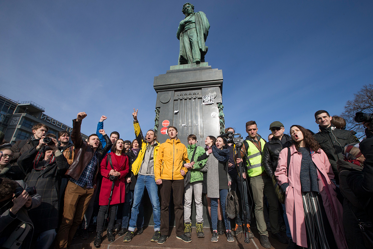 Teilnehmer einer nicht genehmigten Protestaktion gegen Korruption in der Regierung am Sonntag am Puschkin-Denkmal in Moskau.