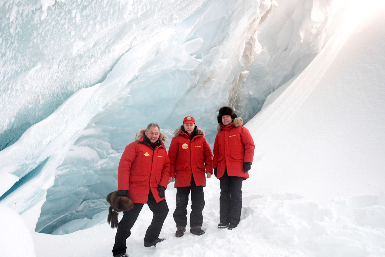 Dari kiri ke kanan: Menhan Rusia Sergei Shoigu, Presiden Rusia Vladimir Putin, dan PM Rusia Dmitry Medvedev, dalam sebuah inspeksi di Arktik.