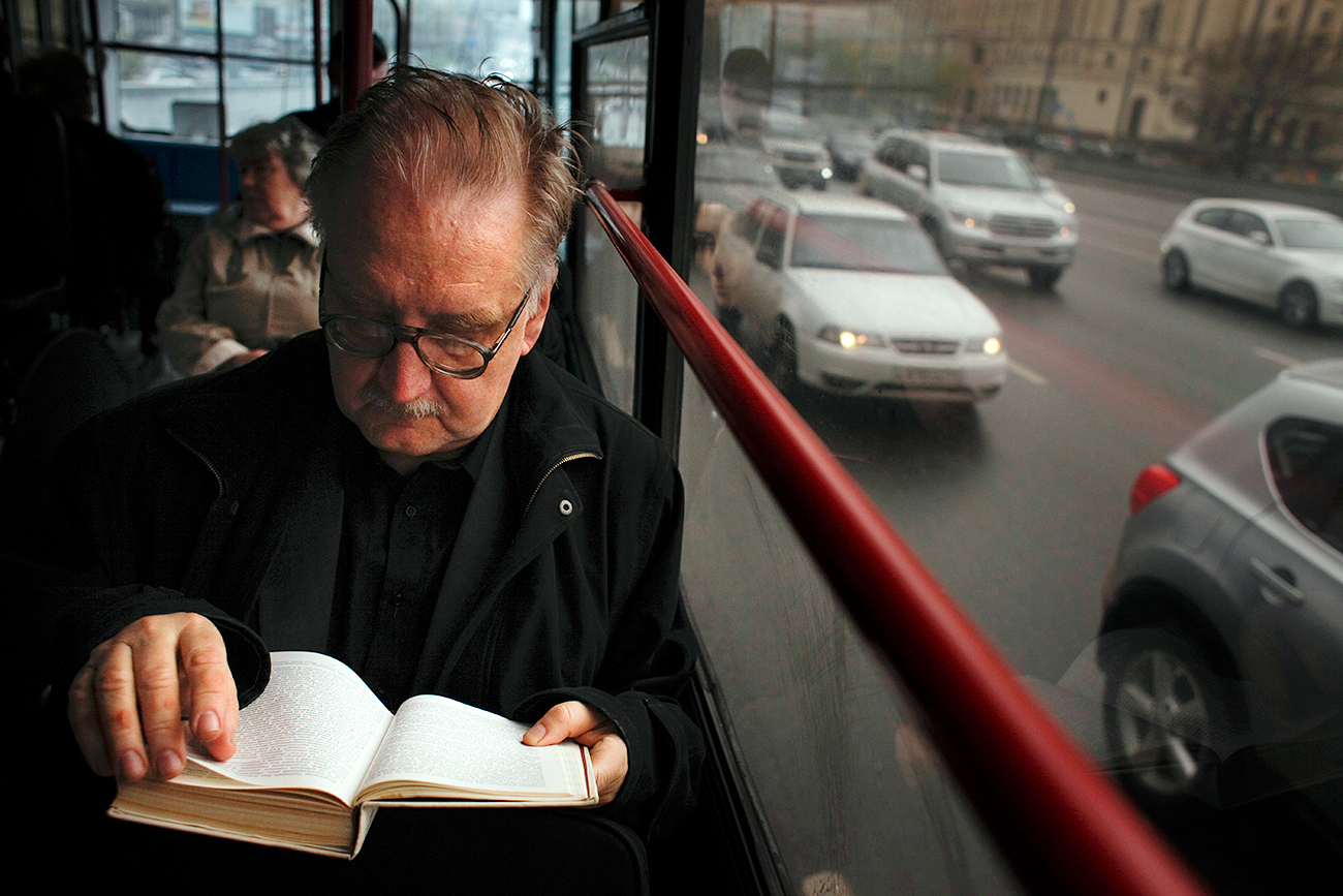 本を読んでいる男性。モスクワ。