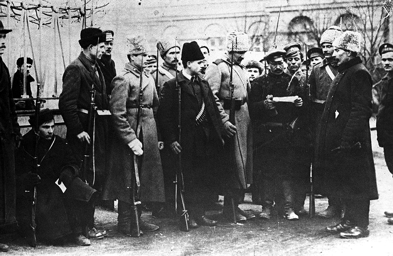 Los guardias rojos en Petrogrado (actualmente San Petersburgo), 1917.