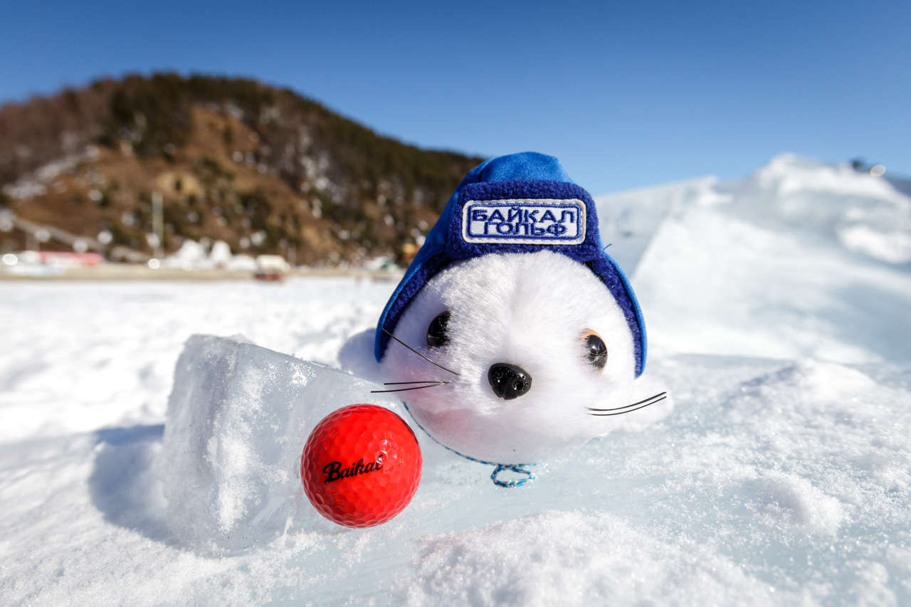 In ice golf, the only thing not white is the ball—a bright red spot that stands out against the backdrop of the icy-snow fairway. The course, stretching about 2 km, is marked out directly on the Baikal ice. Flags are placed in the holes, as on a normal golf course. The playing field surface is varied and challenging, with snow-covered traps, smooth ice and icy water among the obstacles. 