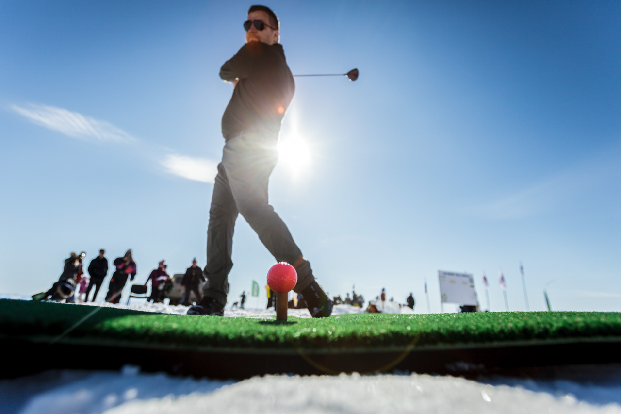 Dmitri Goreslavsky, de Saint-Pétersbourg, partage son expérience : « La balle s’enfonce dans la neige et rebondit sur la glace. Elle est parfois difficile à retrouver. Le jeu ne ressemble pas beaucoup au golf habituel sur un green, mais il est assurément plus amusant ».