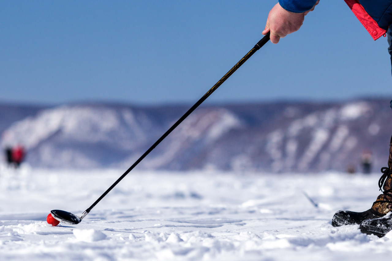 « Je préfère le golf sur glace à la version classique sur herbe, car le lac Baïkal a de nombreux obstacles naturels inattendus », indique Alexeï Popov, qui a participé à la compétition. Les monticules de glace, les avalanches, les « éclats de glace » et les grottes sont taillées et sculptées par le temps et le lac. Le paysage qui entoure les joueurs change au cours de la journée.