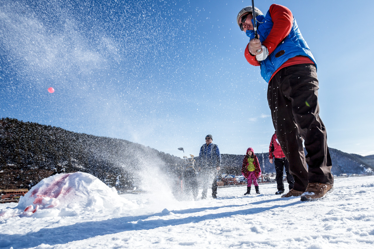 “Unlike golf on grass, winter golf is unpredictable, which makes it more interesting,” says Yuri Milvit, chairman of the Golf Federation Council of the Irkutsk Region. The best outfit for ice golf is a ski suit and trekking boots with spurs to better grip the surface of the frozen lake.