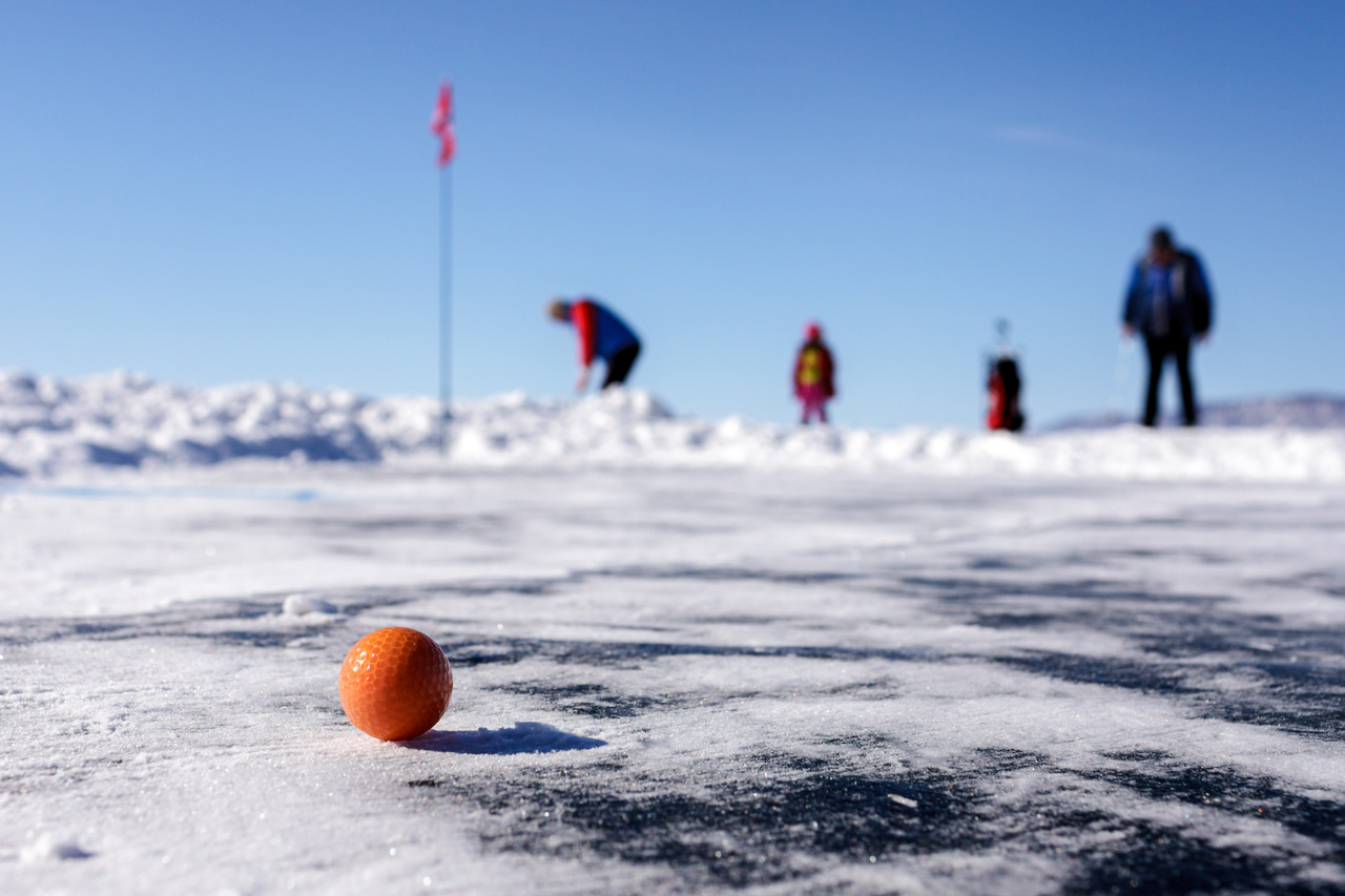 Le golf d’hiver ne se joue pas qu’en Russie. Des championnats annuels ont également lieu au Canada, en Suède, et au Groenland où les participants jouent parfois par -50°C. En comparaison, le golf sur glace du Baïkal est une partie de plaisir : la température moyenne de la région de Listvyanka ne descend pas au-dessous de -7°C en mars, mais le vent peut souffler jusqu’à 15 mètres par seconde.