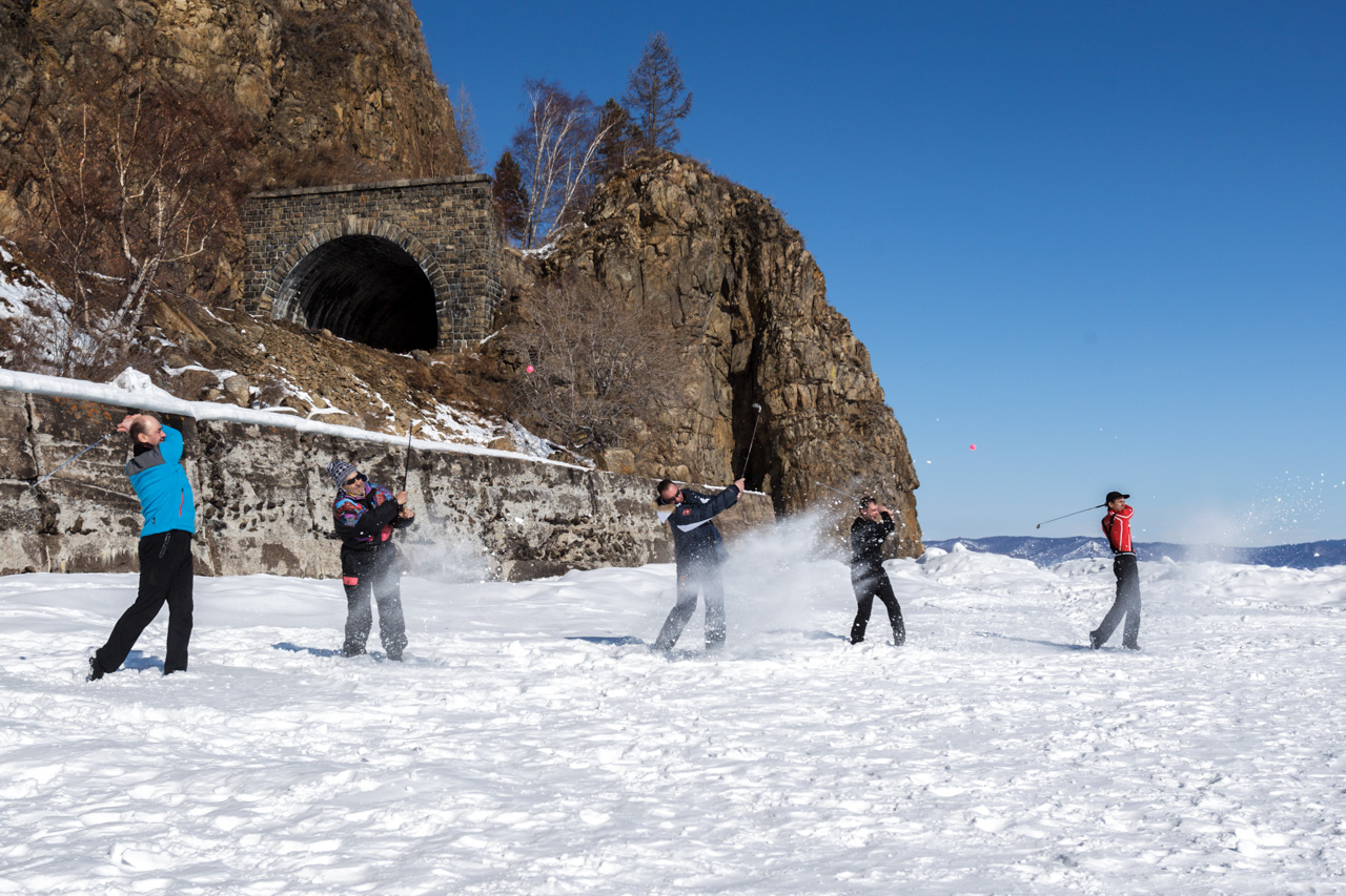 « Je suis attiré par le golf d’hiver car il combine les paysages du Baïkal et la chance de pratiquer une activité à l’air libre », exprime Alexandre Kochetkov, chef de la Fédération Russe de Golf.