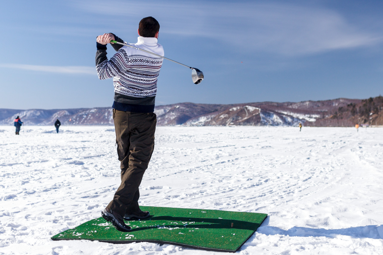 Osim zimskog golfa, Bajkal je odličan i za vožnju na biciklima s debelim gumama, ribolov, vožnju džipom, motociklizam, planinarenje i trčanje maratona na ledu. Ljudi na ledenim santama čak i sviraju glazbu i grade knjižnice od leda.