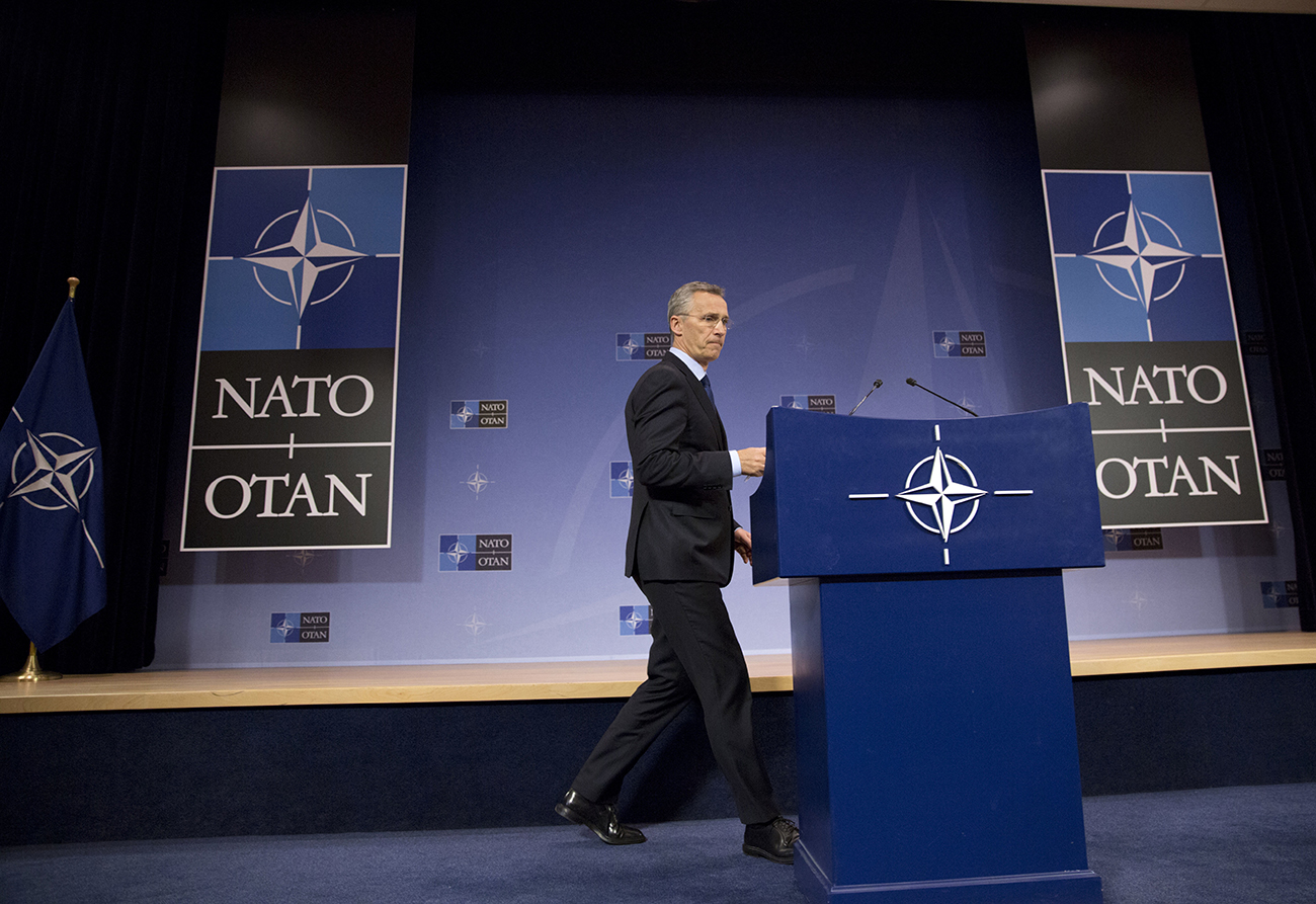 Sekretaris Jenderal NATO Jens Stoltenberg tiba untuk konferensi pers setelah pertemuan Dewan NATO-Rusia di markas besar NATO di Brussel, Kamis (30/3).