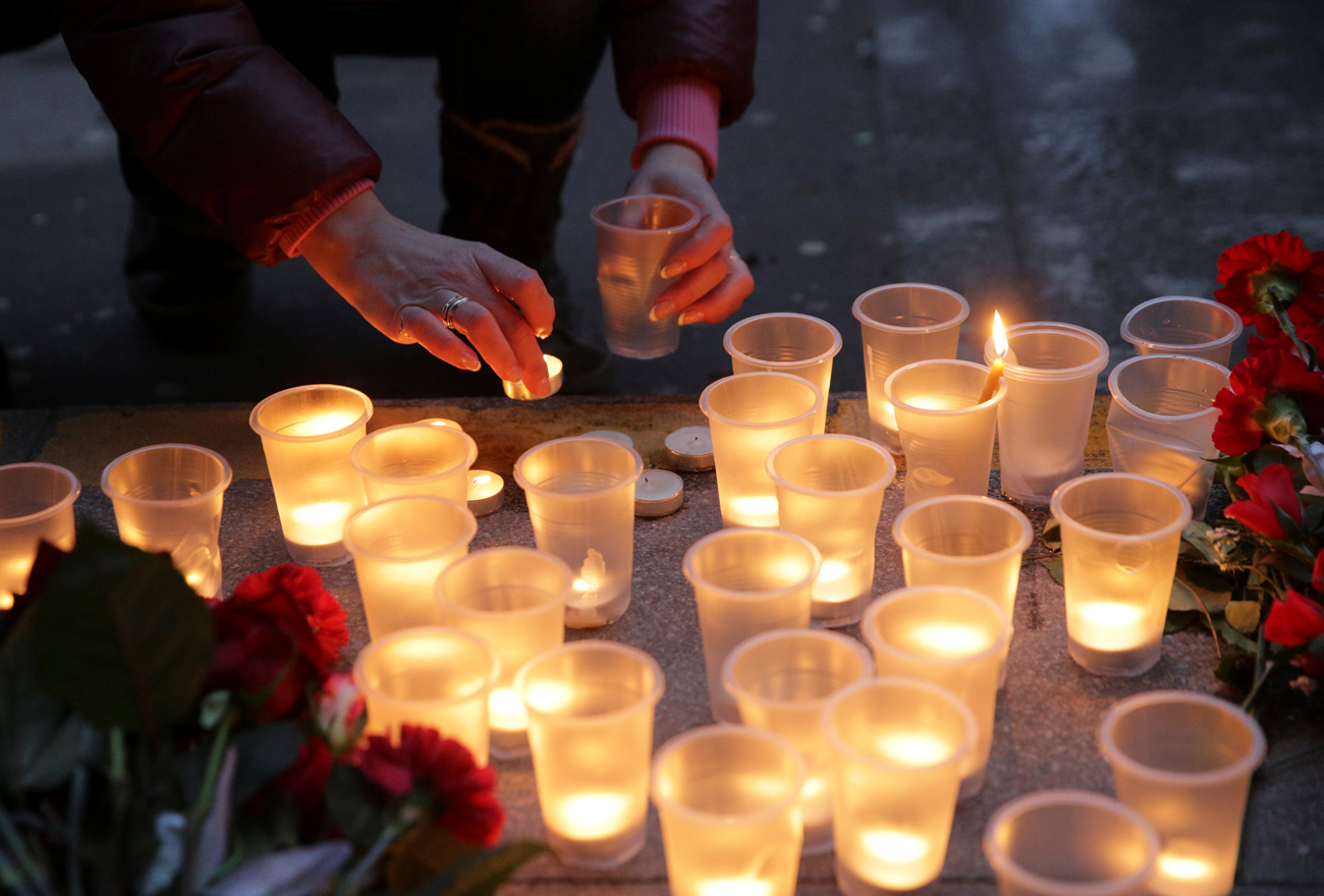 Хората палят свещи и носят цветя в памет на загиналите при взрива в петербургското метро на 3 април 2017 г.