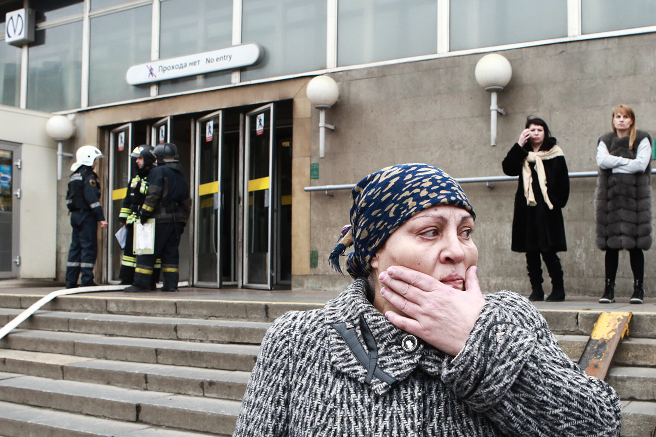 Жителка на градот пред метро-станицата „Сенаја плошчад“, каде на делницата до станицата „Технолошки институт“ во вагон на метрото се случи експлозијата. 3 април 2017, Санкт Петербург, Русија.