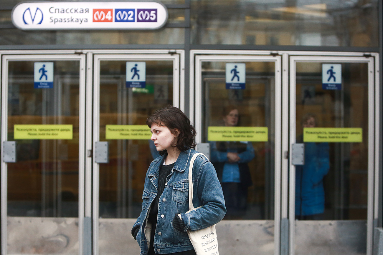 Русия. Санкт Петербург. 3 април2017. Жена пред входа на метростанция "Спасская", затворена след взрива в градското метро.