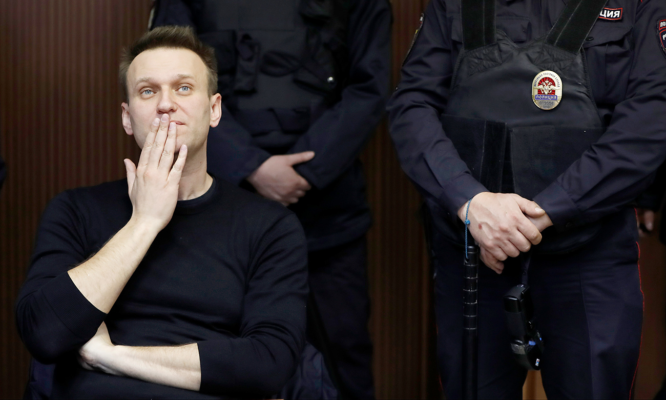 Vodja ruske opozicije Aleksej Navalni na sodišču v Moskvi posluša razsodbo, 30. marec 2017. Vir: AP 