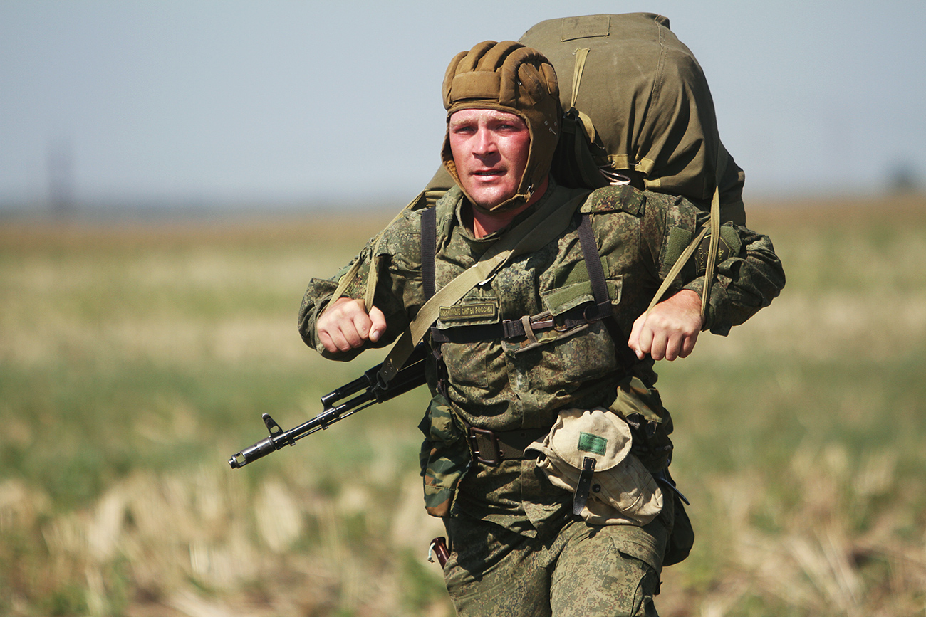 Припадник на ВДВ на воена вежба во базата Раевски, Новоросијск. 