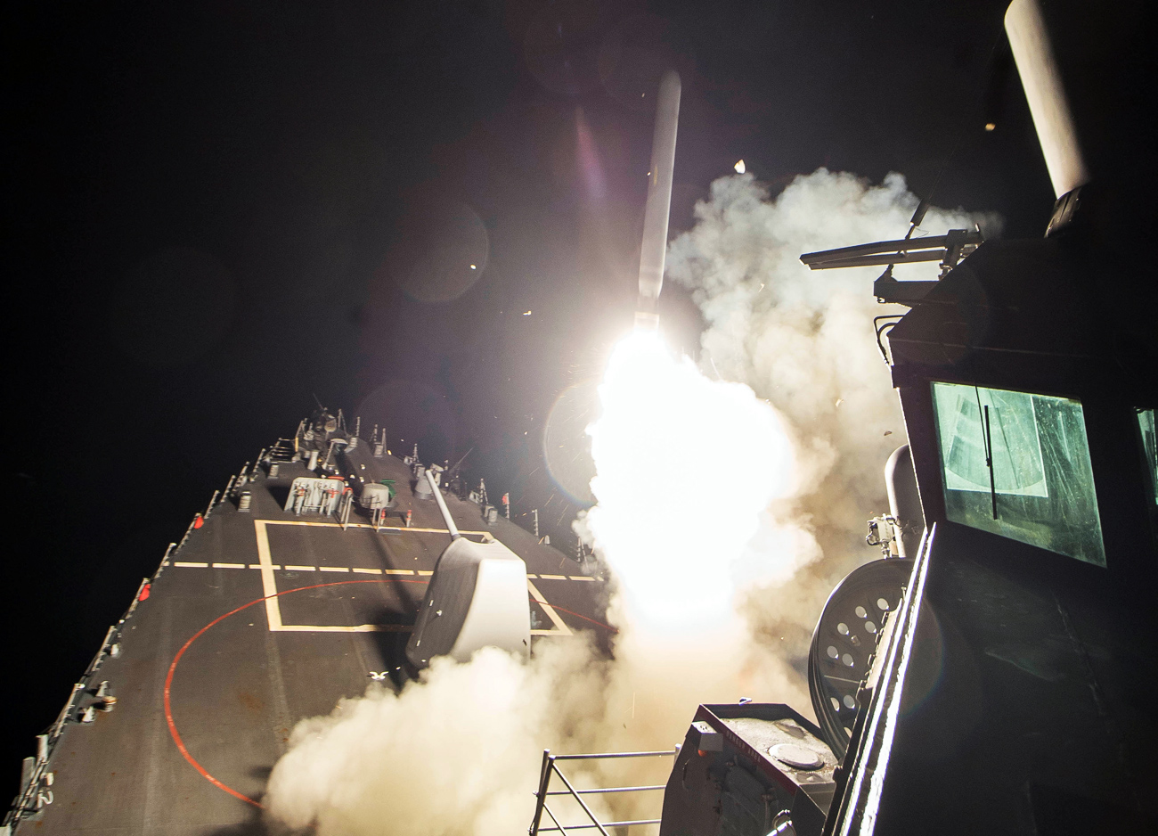 Nella provincia di Homs, in Siria, i cacciatorpediniere americani hanno lanciato 59 missili Tomahawk sulla base dell’aeronautica siriana Shayrat.