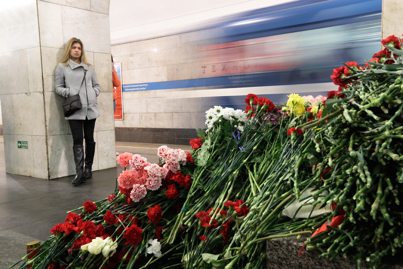 A woman stands at a symbolic memorial at Technologicheskiy Institute subway station in St. Petersburg, Russia, April 5, 2017. 