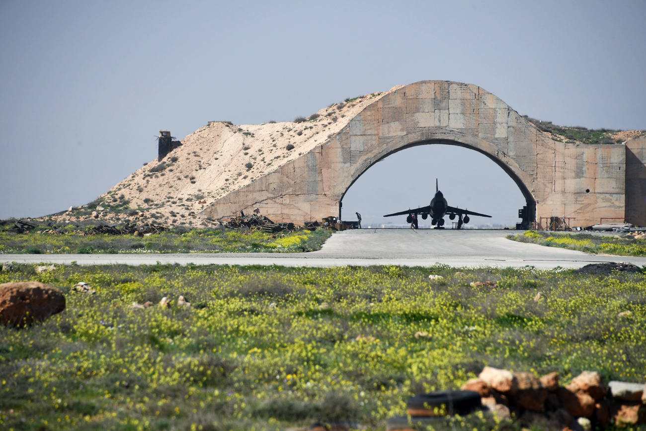 На 7 април САЩ нанесе въздушни удари над правителствената авиобаза "Шайрат" в Сирия.