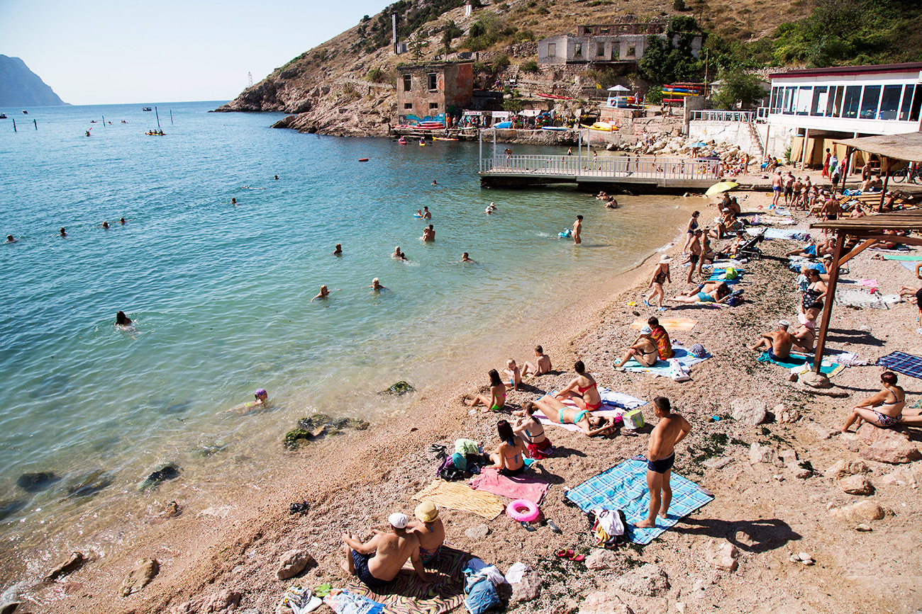 Urlauber am Strand von Balaklawa, einem Stadtteil von Sewastopol auf der Krim.