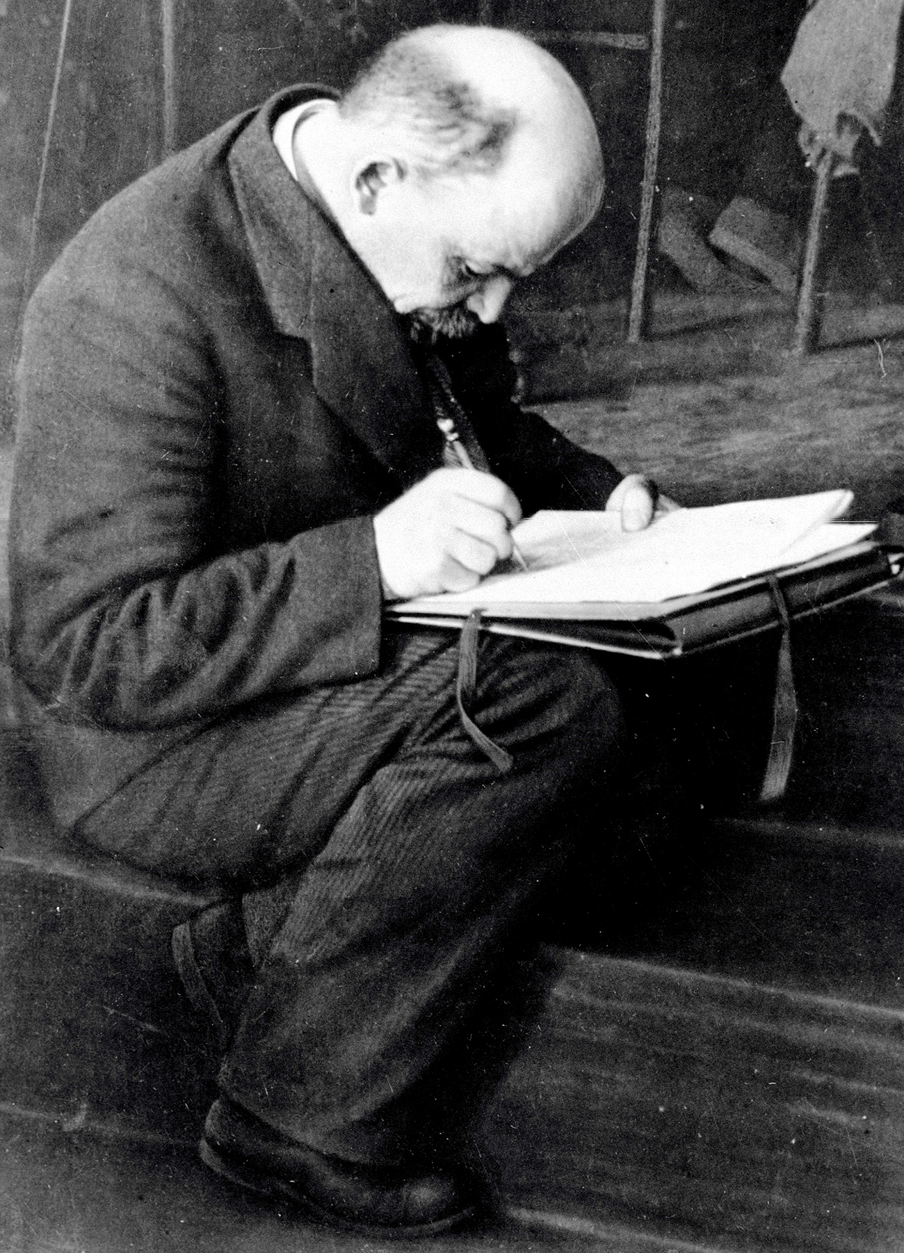 Виктор Була је имао посебну дозволу да фотографише сахрану Владимира Лењина у Москви. // Владимир Лењин пише белешке на трећем конгресу Коминтерне.