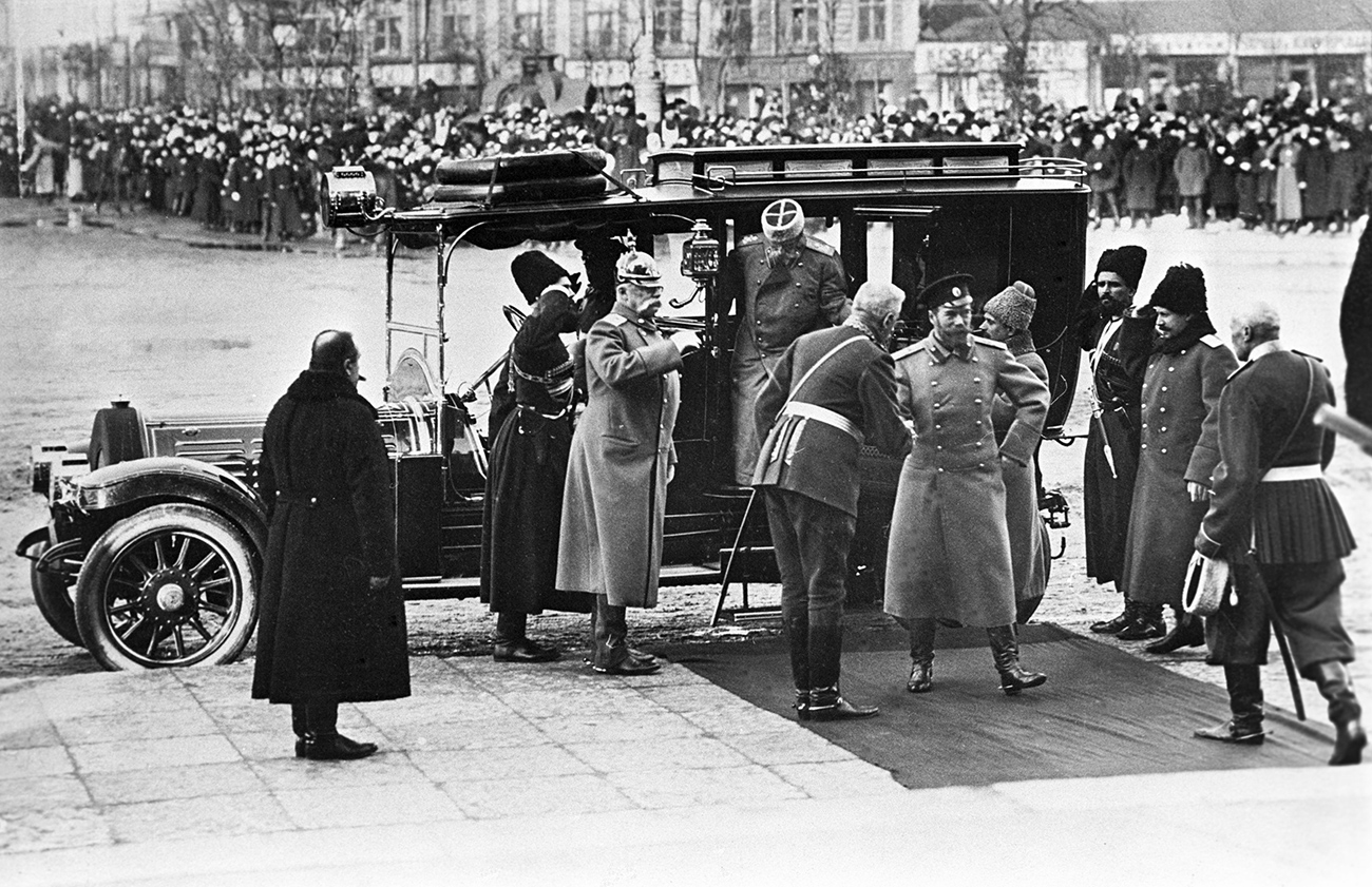  The photographer left unique and huge documentary evidence of the great people and events of the 19th and 20th centuries. He even enjoyed exclusive permission to take pictures of the Romanov family. // Emperor Nicholas II (C) arrives in St. Petersburg for a gala in honor of the 300th Romanov dynasty establishment anniversary, 1913.