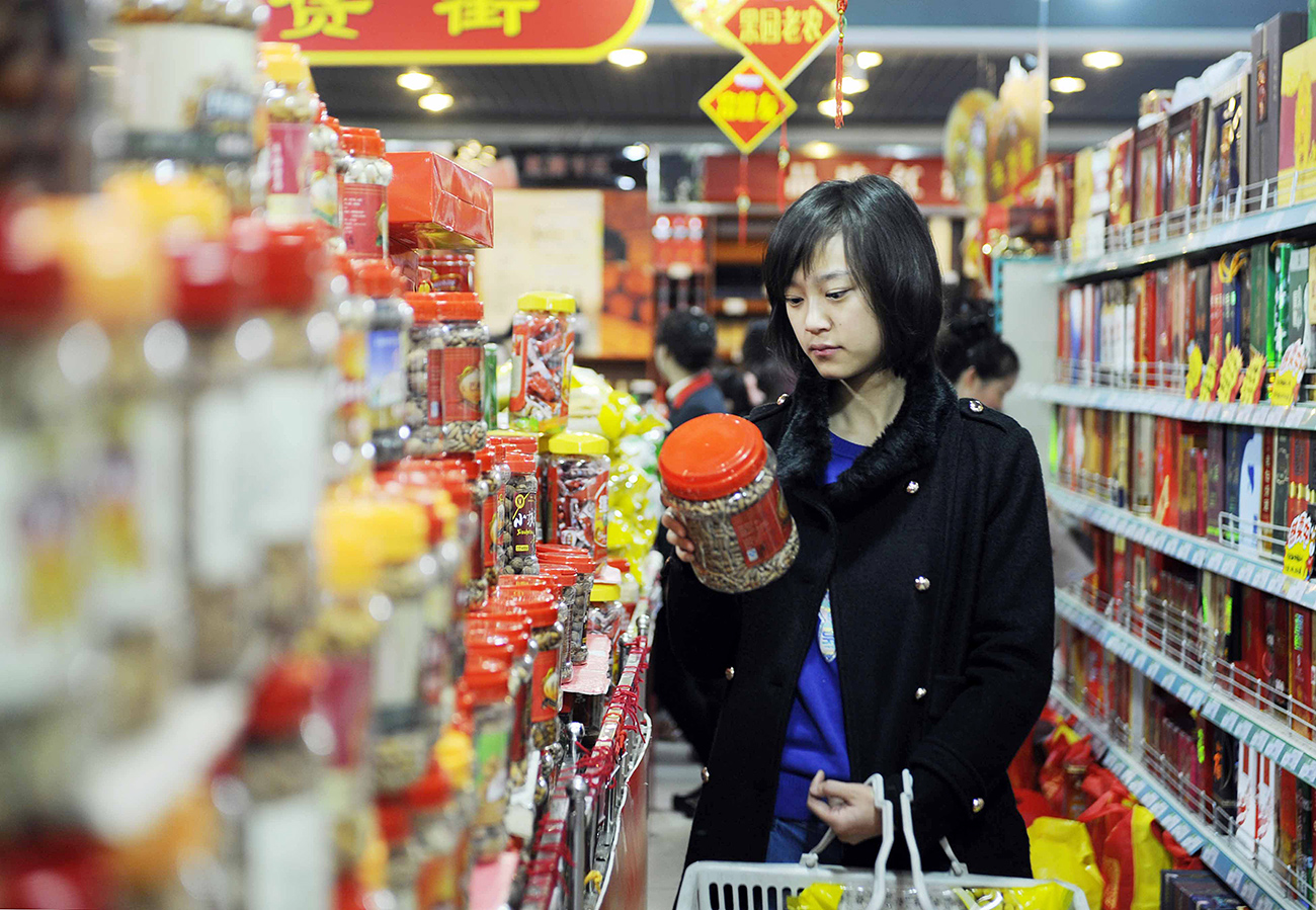 A customer chooses leisure food in a supermarket in Yinchuan, capital of northwest China's Ningxia Hui Autonomous Region.