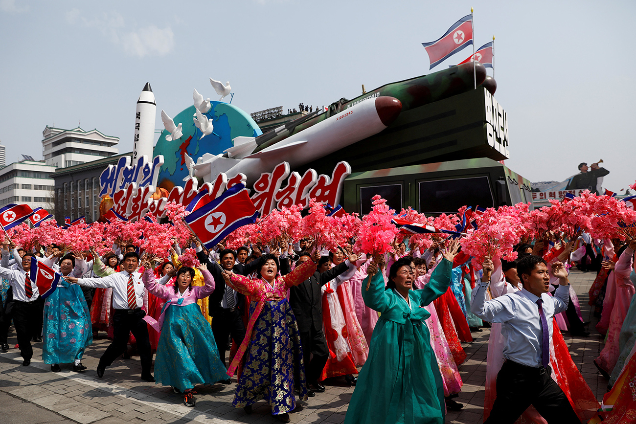 북한이 김일성 주석 생일 105주년(태양절)인 15일 대규모 경축 열병식을 개최한다.